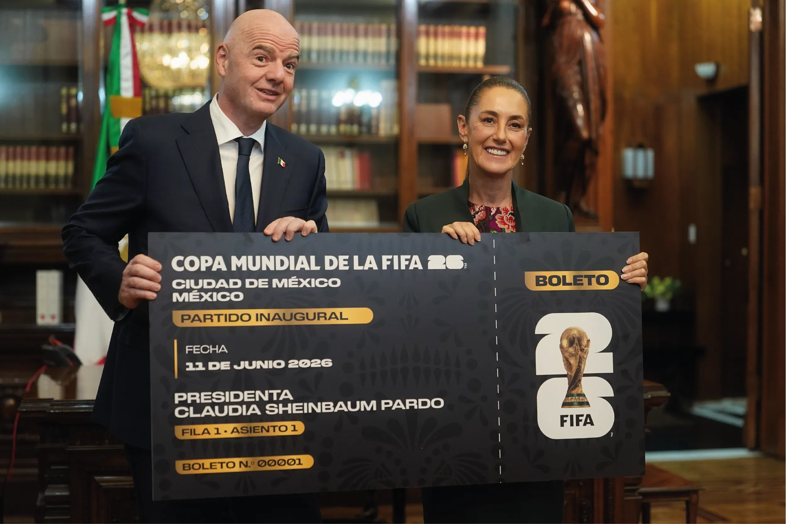 Claudia Sheinbaum recibe boleto inaugural del Mundial 2026 de manos de Gianni Infantino.
