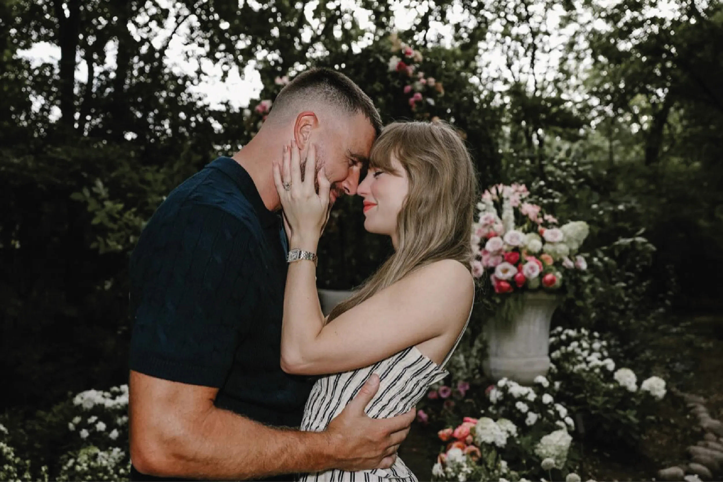 Taylor Swift y Travis Kelce posan con el anillo de compromiso tras anunciar su boda.