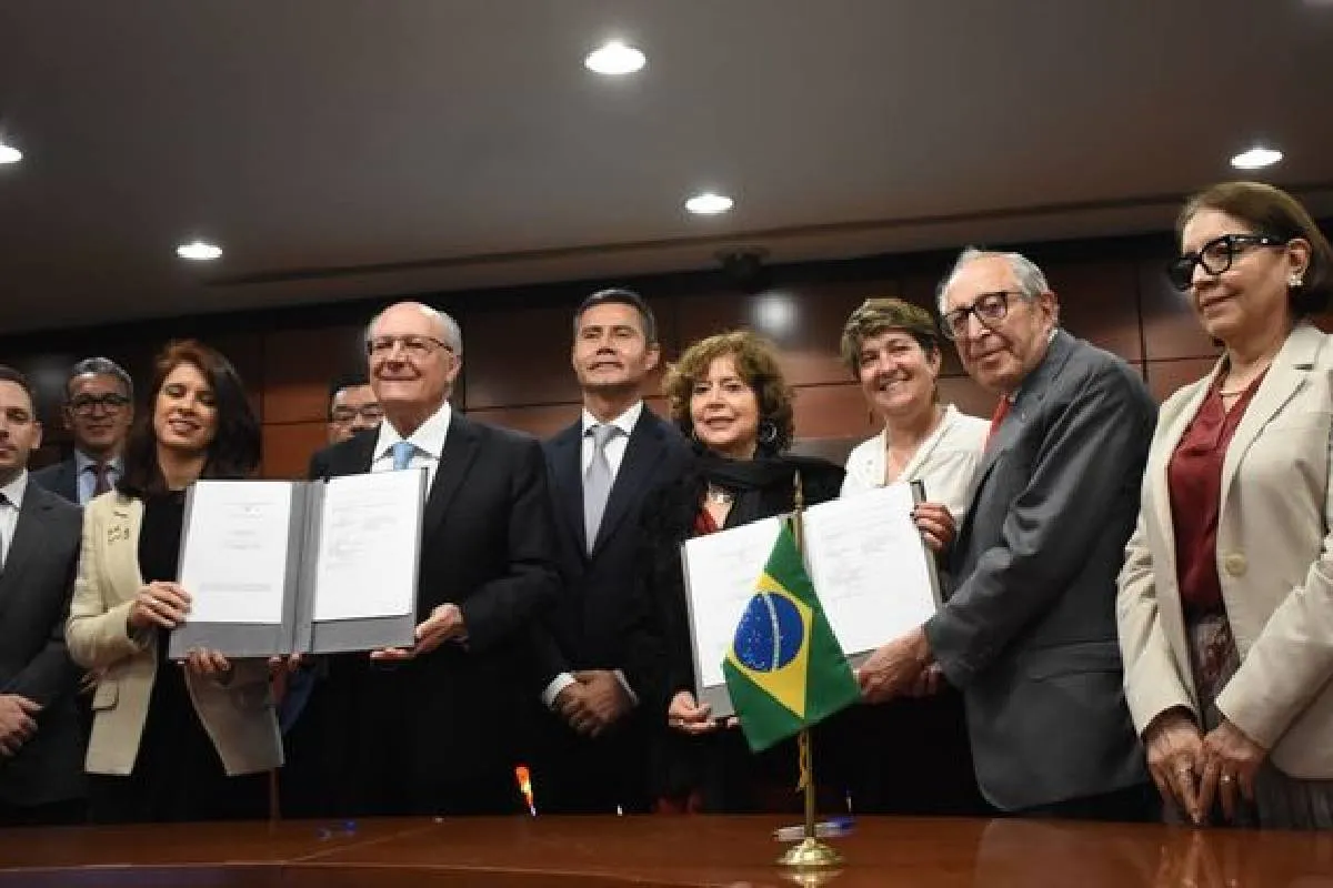 El primer memorándum reconoce de manera recíproca las capacidades regulatorias de ambos países, con el fin de agilizar la homologación de registros sanitarios.