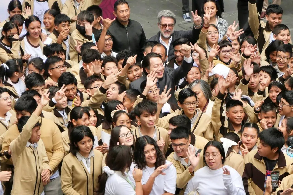 La educación media superior es fundamental en el desarrollo integral de las y los estudiantes, ya que es un momento único que los prepara para los retos que enfrentarán en el camino.