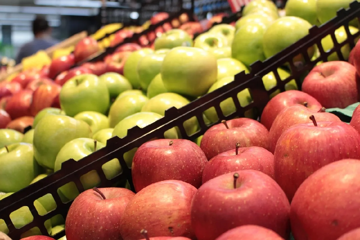 Te dejamos los precios que la Profeco encontró de las manzanas, peras y toronjas para que las integres a tu dieta. | Foto: Pixabay.