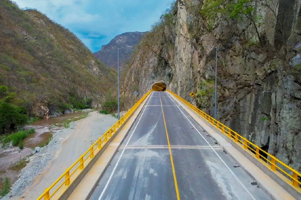 En sus 96.2 km de longitud, y tras una inversión de 3 mil 170.5 mdp, las obras de esta carretera que une a Sinaloa y Durango concluyeron al 100 por ciento y está lista para su puesta en operación.