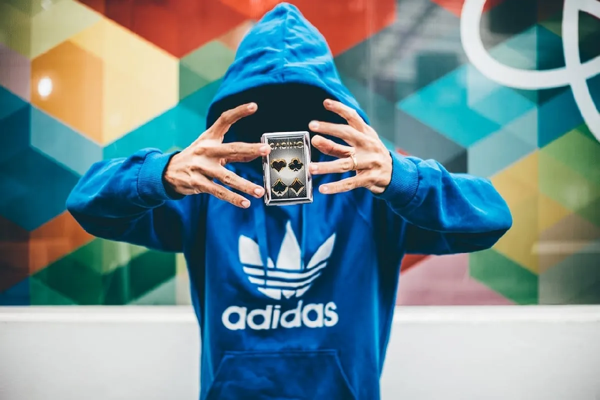 Adidas y Willy Chavarría se disculpan por controversia de su diseño de calzado. | Foto: Pexels.