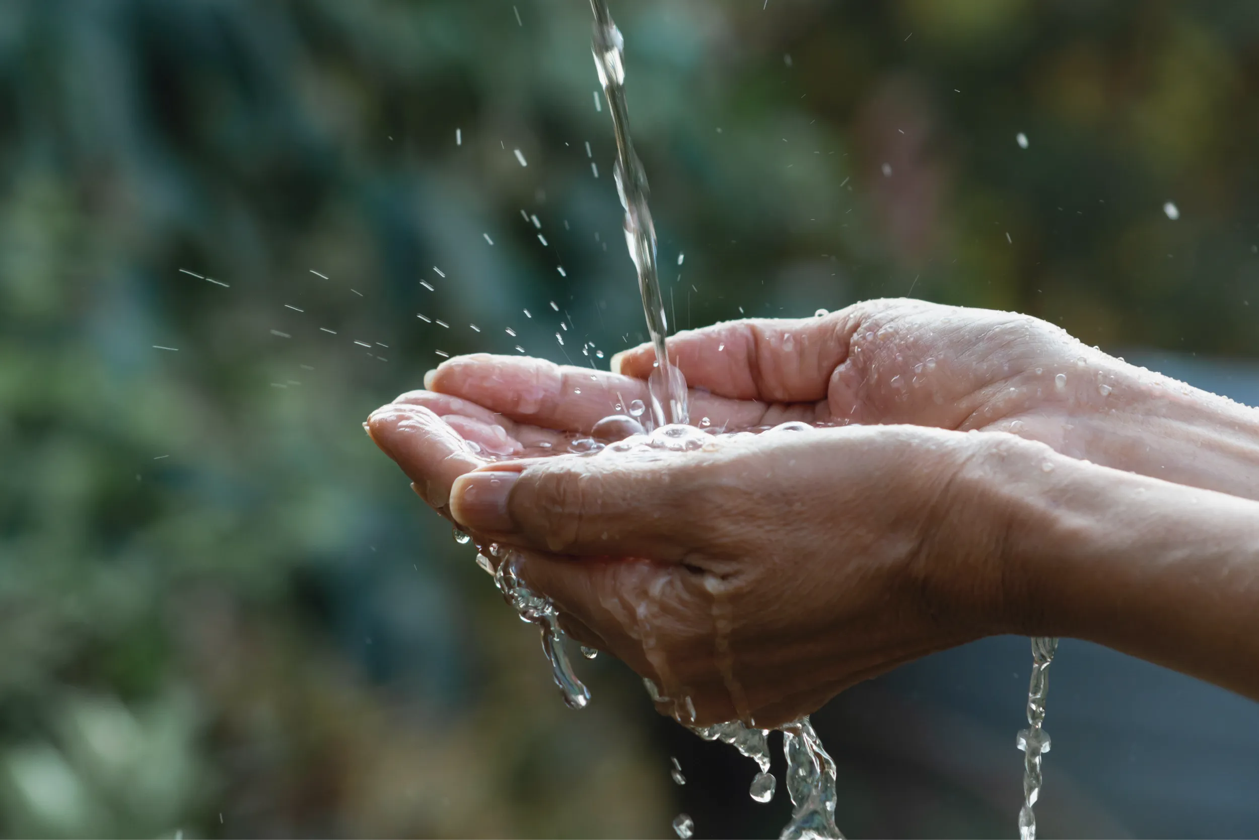 El agua que usamos diariamente proviene de acuíferos subterráneos y sistemas de ríos, pasando por plantas de tratamiento antes de llegar a los hogares.