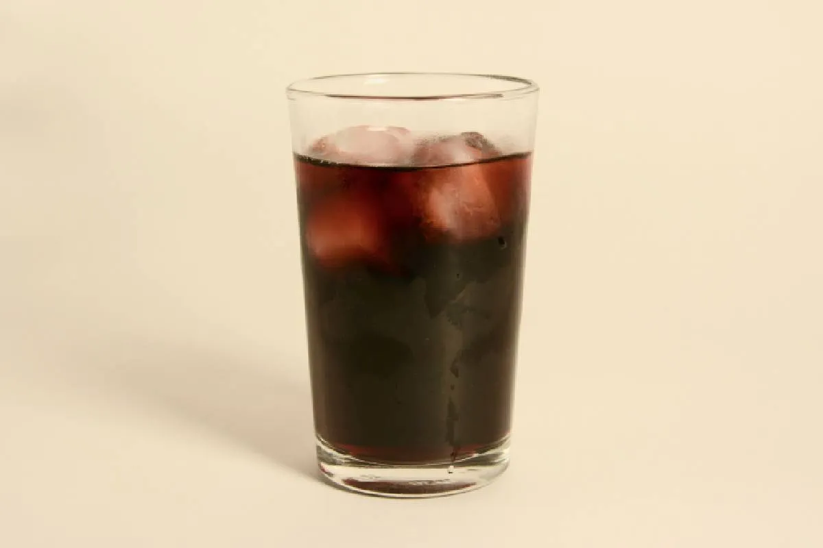 Los ácidos presentes en los refrescos erosionan el esmalte dental, favoreciendo la aparición de caries. Esto sucede incluso con las versiones 