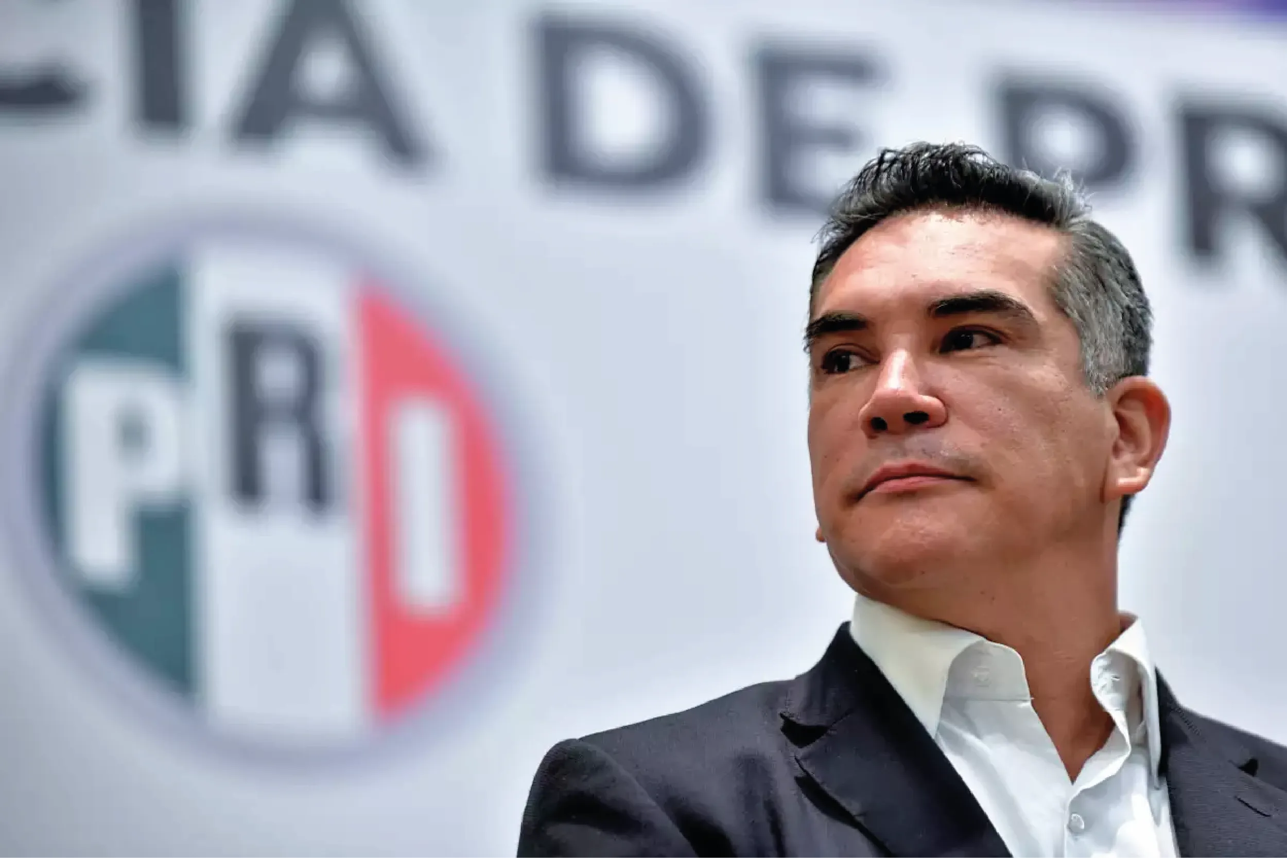 El priista argumenta que su misión consiste en exponer lo que considera abusos de poder, persecución política y amenaza a la democracia.