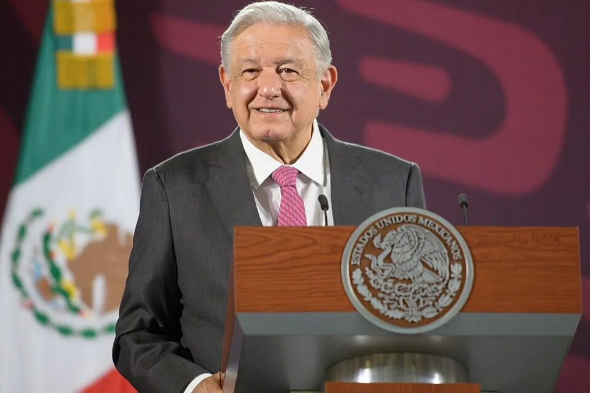 Senadores del PRI y el PAN han pedido que la investigación sobre el huachicol fiscal se extienda hasta López Obrador. | Foto: Wikimedia Commons.