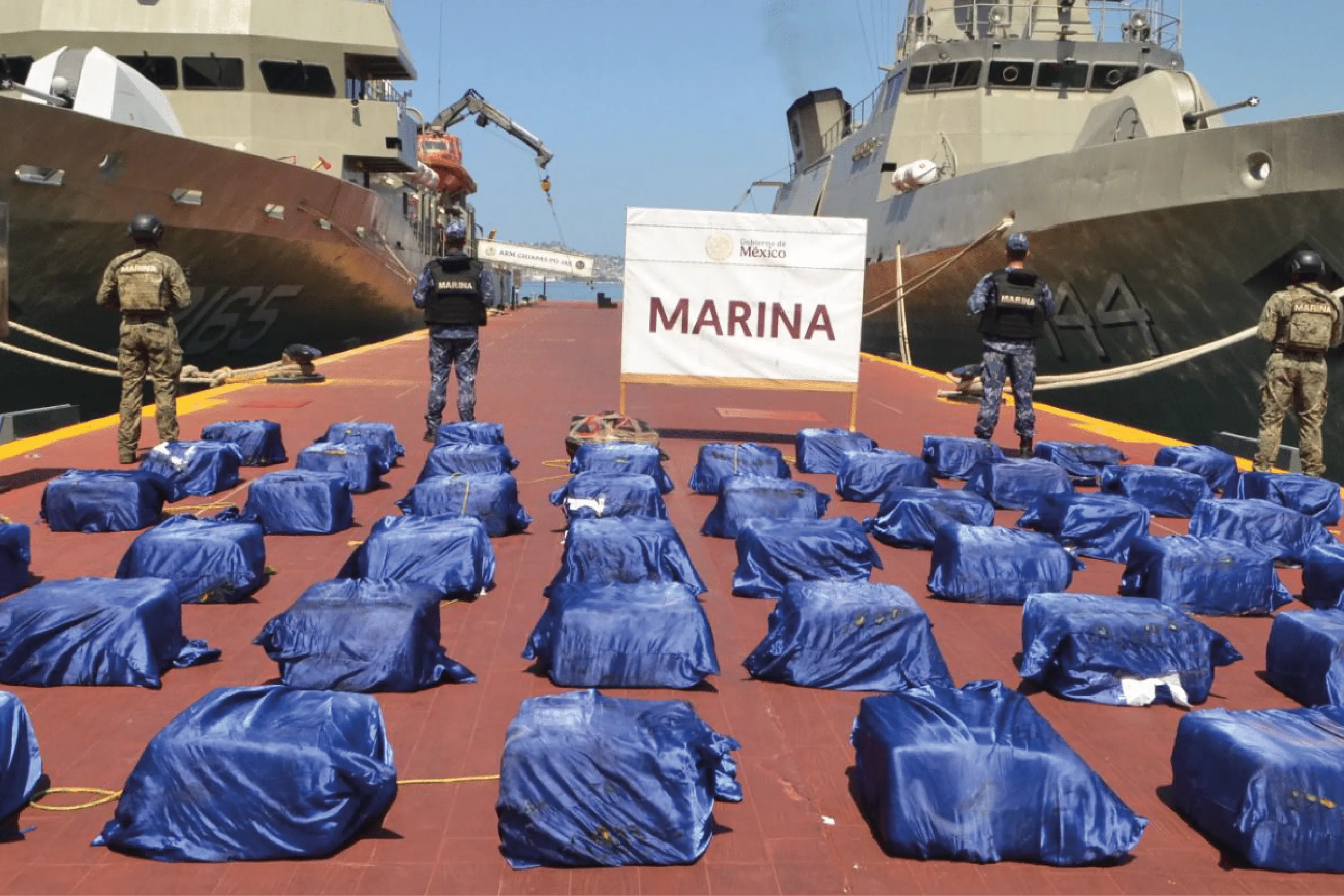 Elementos de la Armada de México muestran la cocaína asegurada en mar abierto frente a las costas de Guerrero durante una operación histórica.