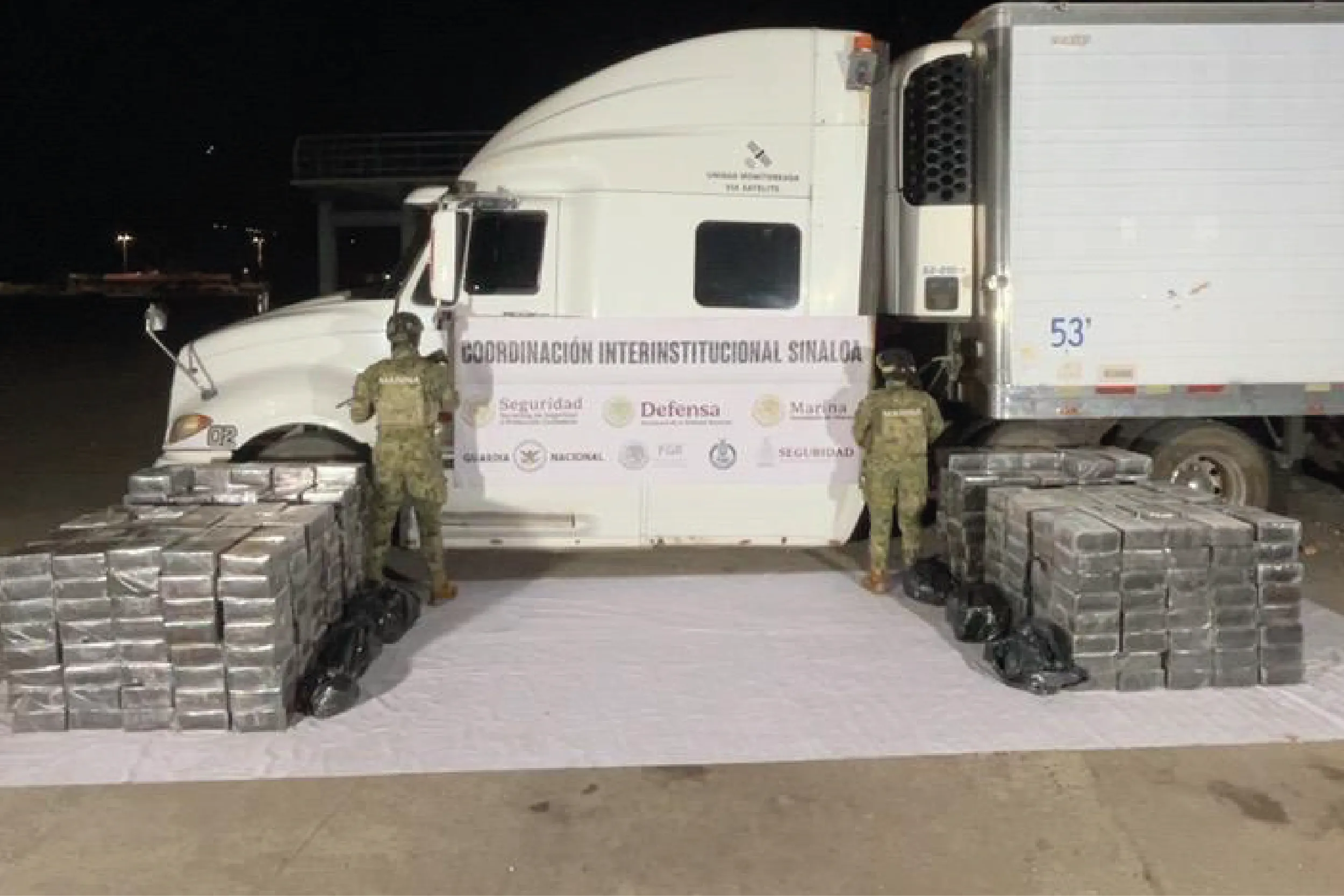 Autoridades federales inspeccionaron el tractocamión con rayos X y detectaron 1.5 toneladas de metanfetaminas ocultas en un doble fondo.