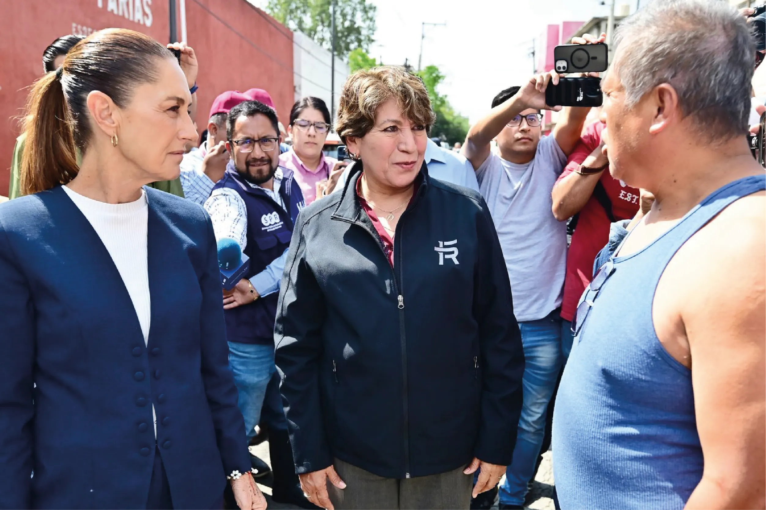 Claudia Sheinbaum recorriendo zonas afectadas por inundaciones en Nezahualcóyotl.