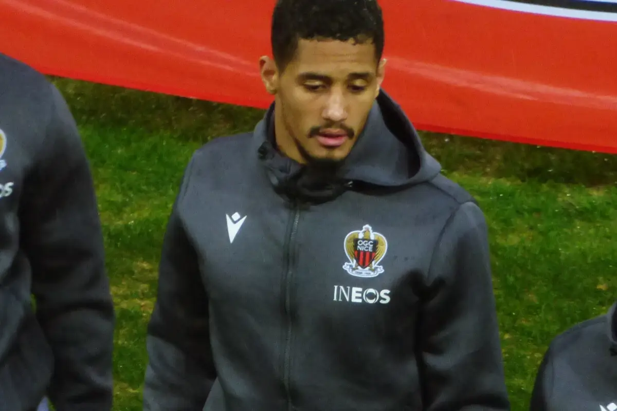 William Saliba renovará con el Arsenal, cortando los planes que el Real Madrid tenía con él. | Foto: Wikimedia Commons.