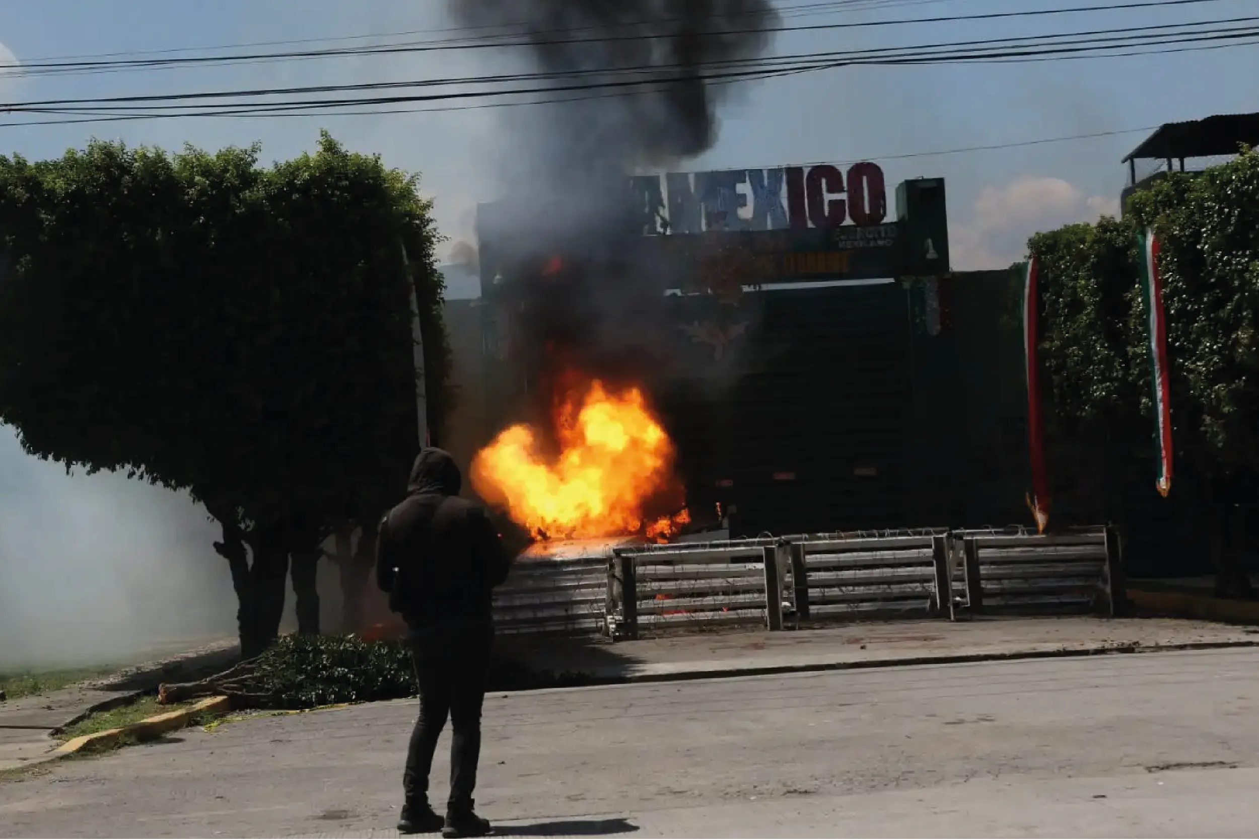 Grupo de normalistas y familiares arremetió este martes contra las instalaciones del 27 Batallón de Infantería.