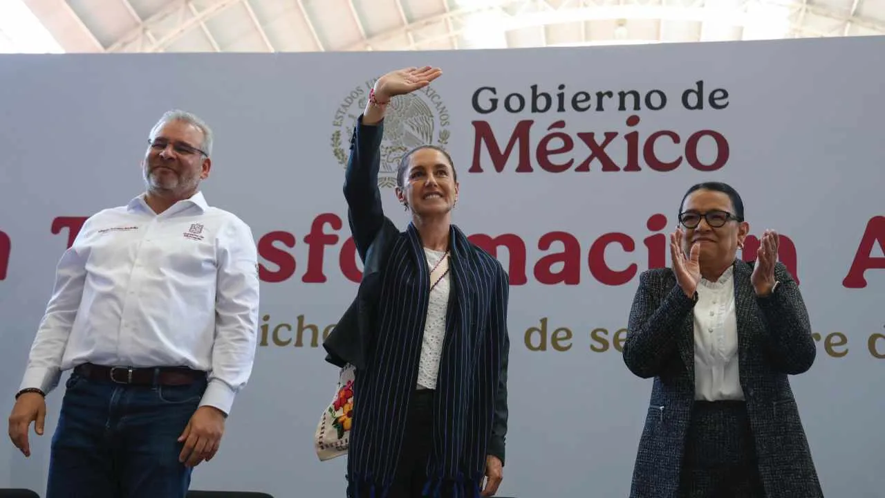 Sheinbaum presume la banda presidencial que usará en el Grito