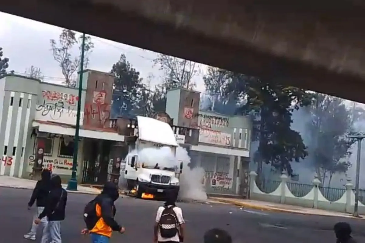 Normalistas derriban puerta del Campo Militar 1 a 11 años de Ayotzinapa / Foto: X