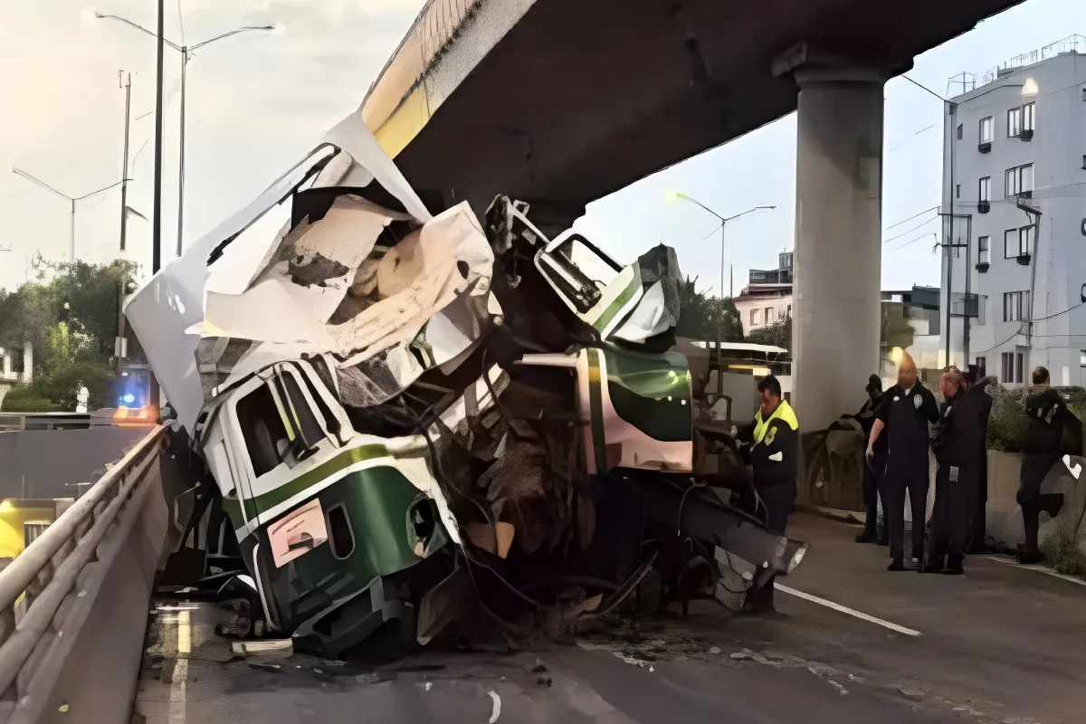 Este accidente, que dejó un saldo mortal y graves afectaciones a la movilidad. Foto: X