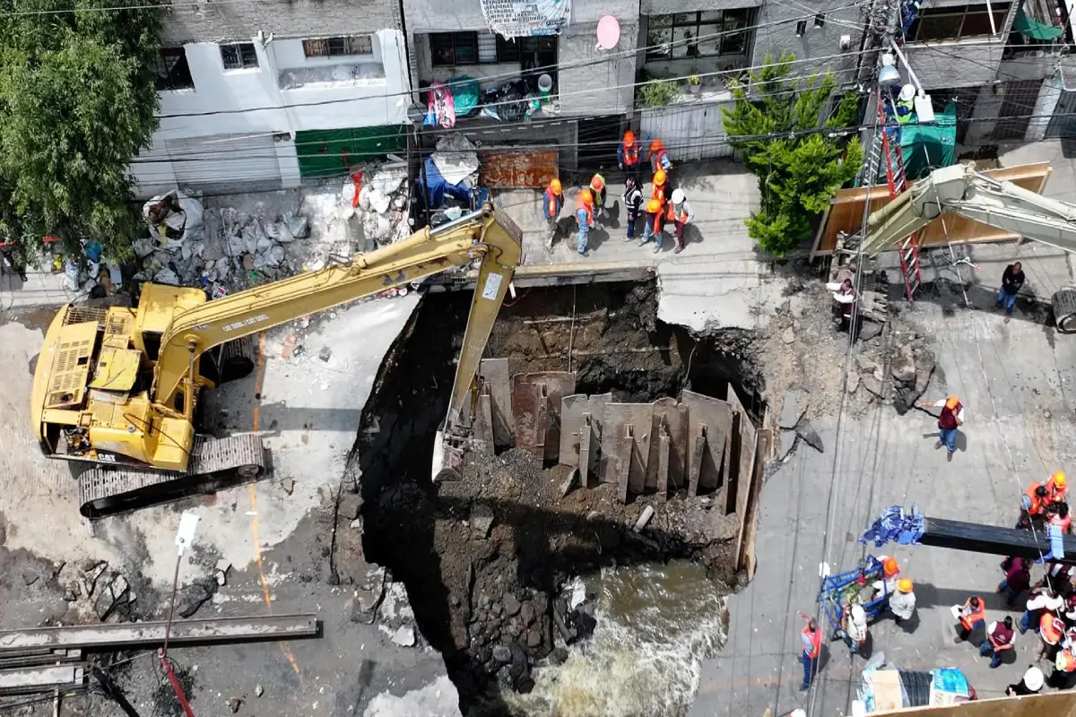El socavón se originó por la ruptura de un ducto pluvial de 2.44 metros de diámetro. Foto: X