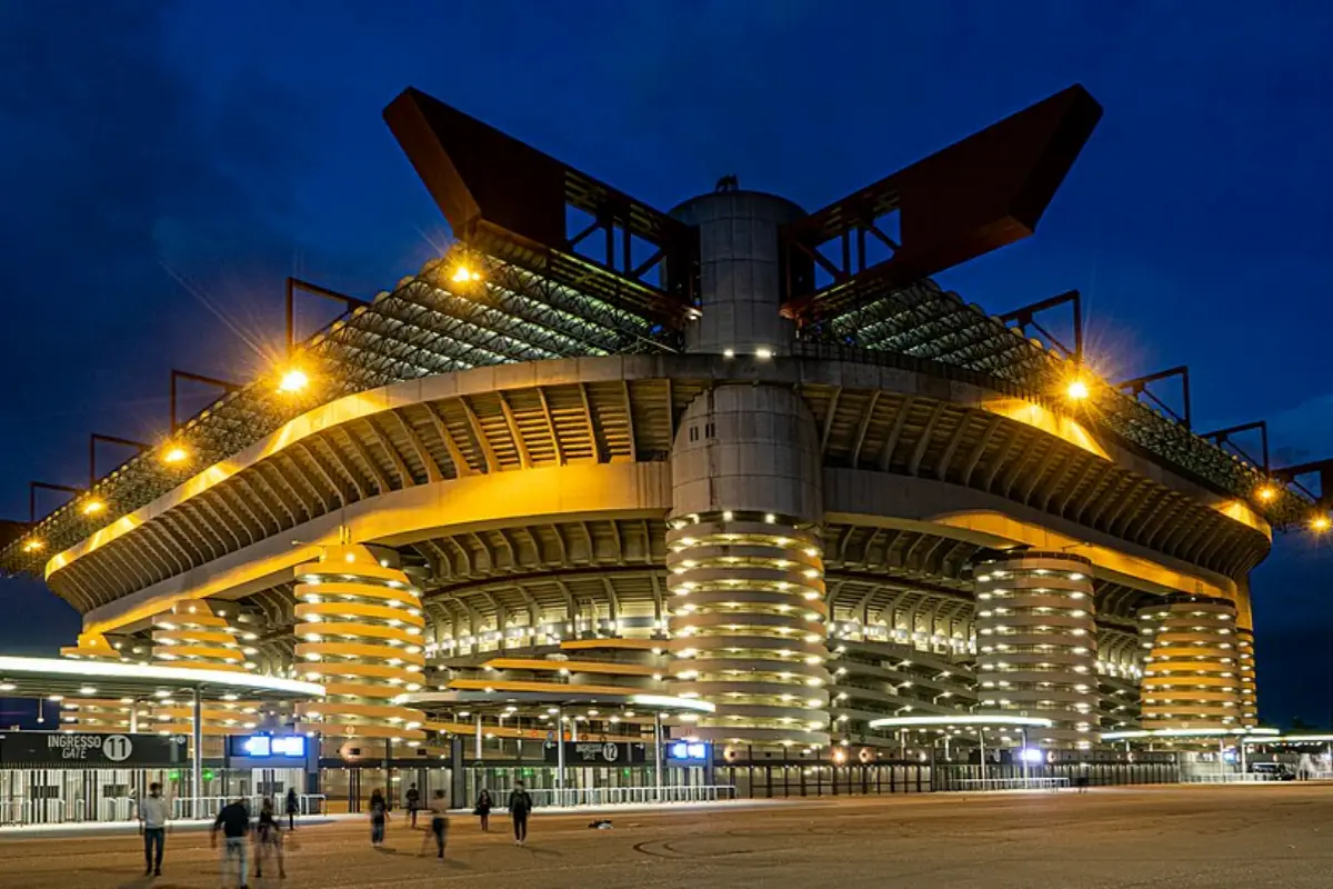 El Ayuntamiento de Milán aprueba la venta del Estadio San Siro, el cual será renovado. | Foto: Wikimedia Commons.