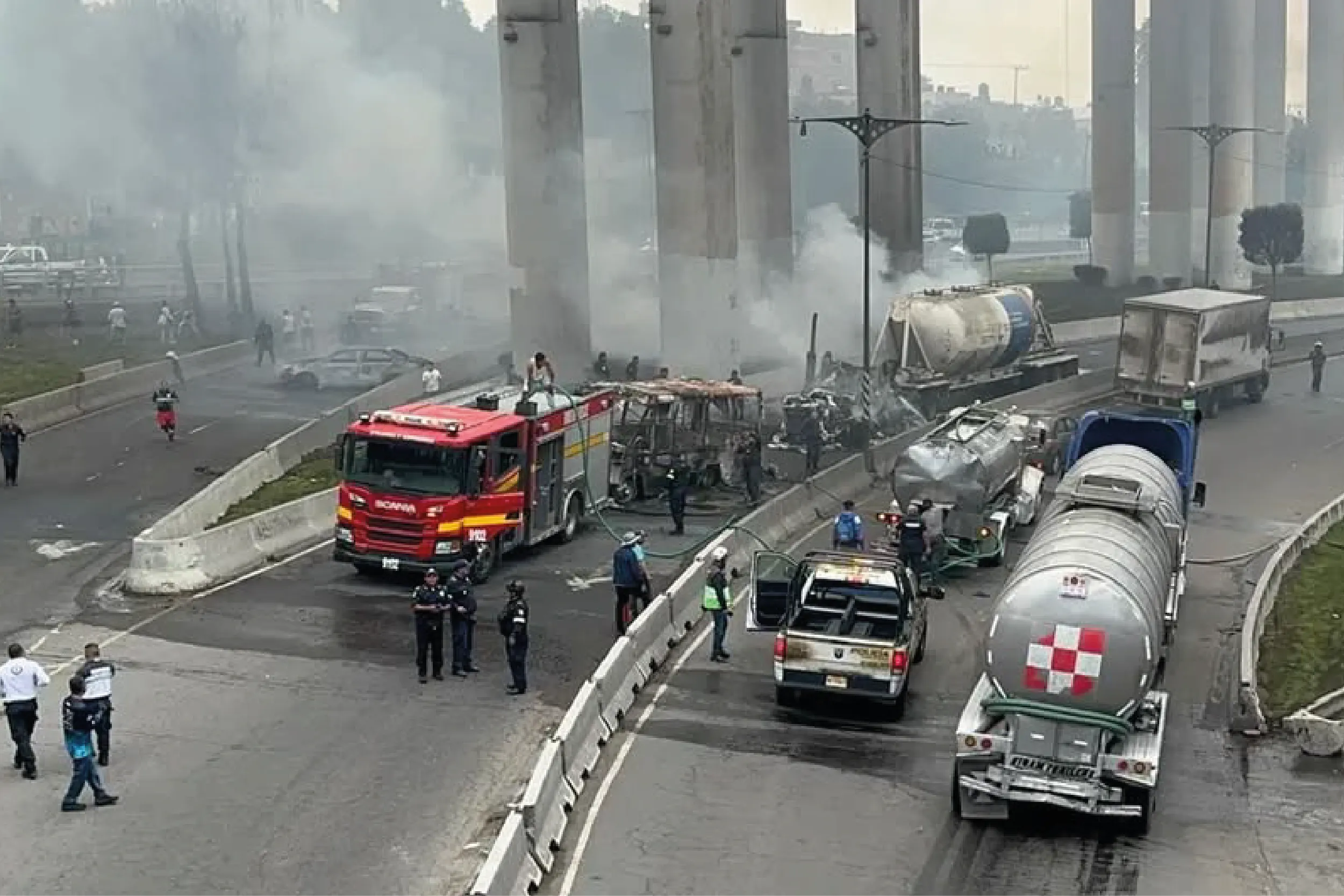 Personal de emergencia atiende a las víctimas tras la explosión de una pipa en el Puente de la Concordia en Ciudad de México.
