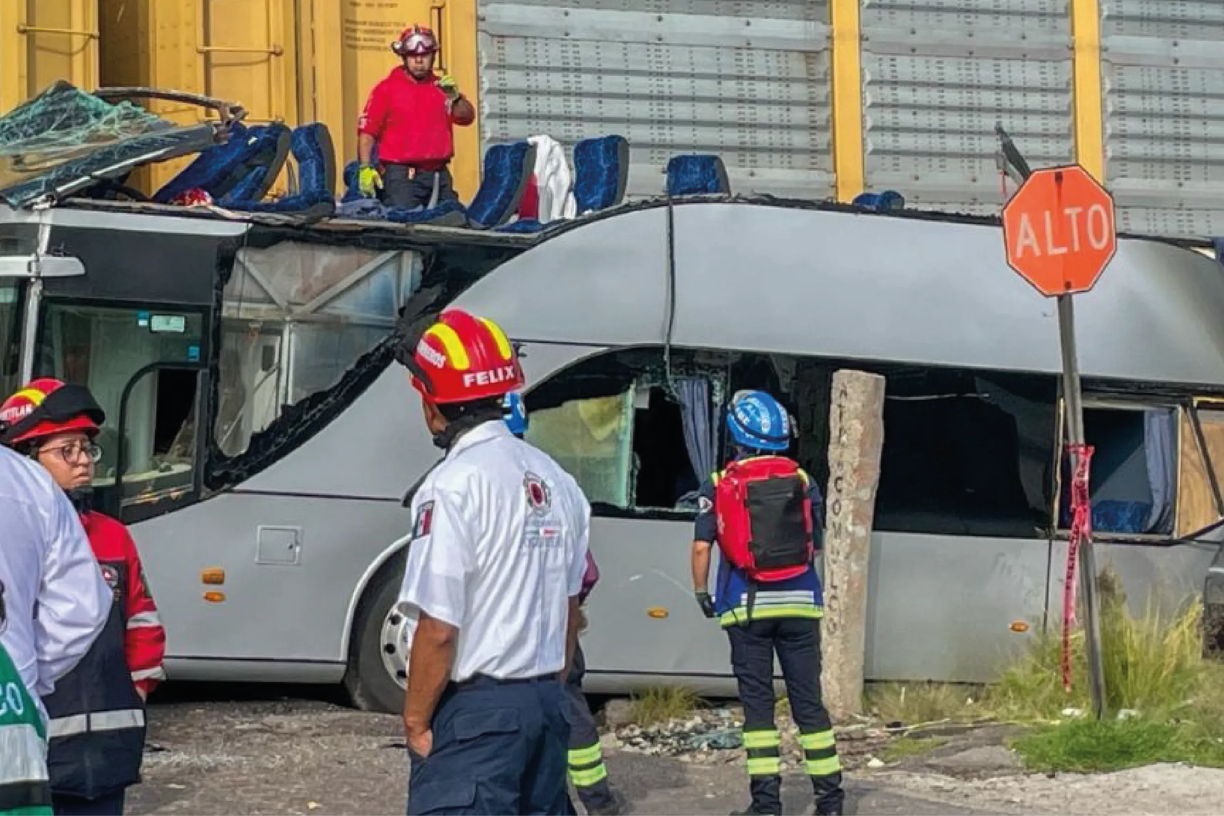 Un tren de carga impactó un autobús de pasajeros de doble piso en la carretera federal Atlacomulco.