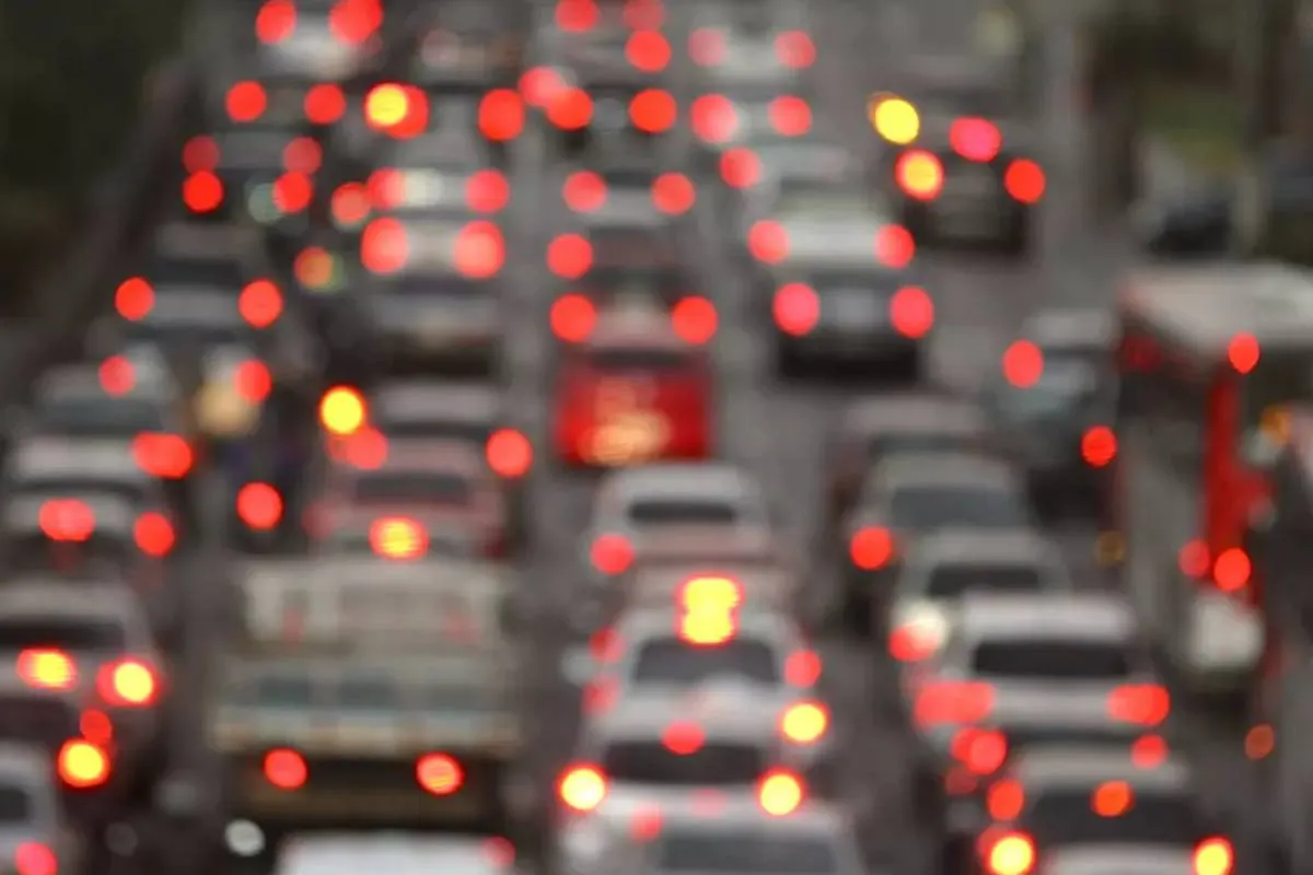 Transporte extenso y vivienda cara minan productividad de empleados en CDMX