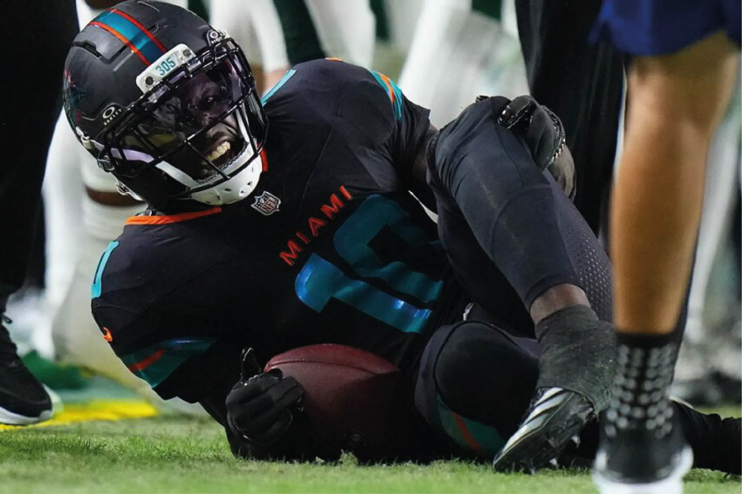 Tyreek Hill retirado en camilla tras lesión en la rodilla contra Jets.