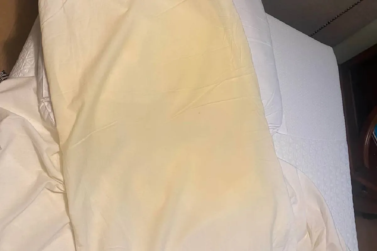 Desde una perspectiva de salud, dormir sobre una almohada sucia puede agravar afecciones como el asma, la rinitis alérgica o el acné.