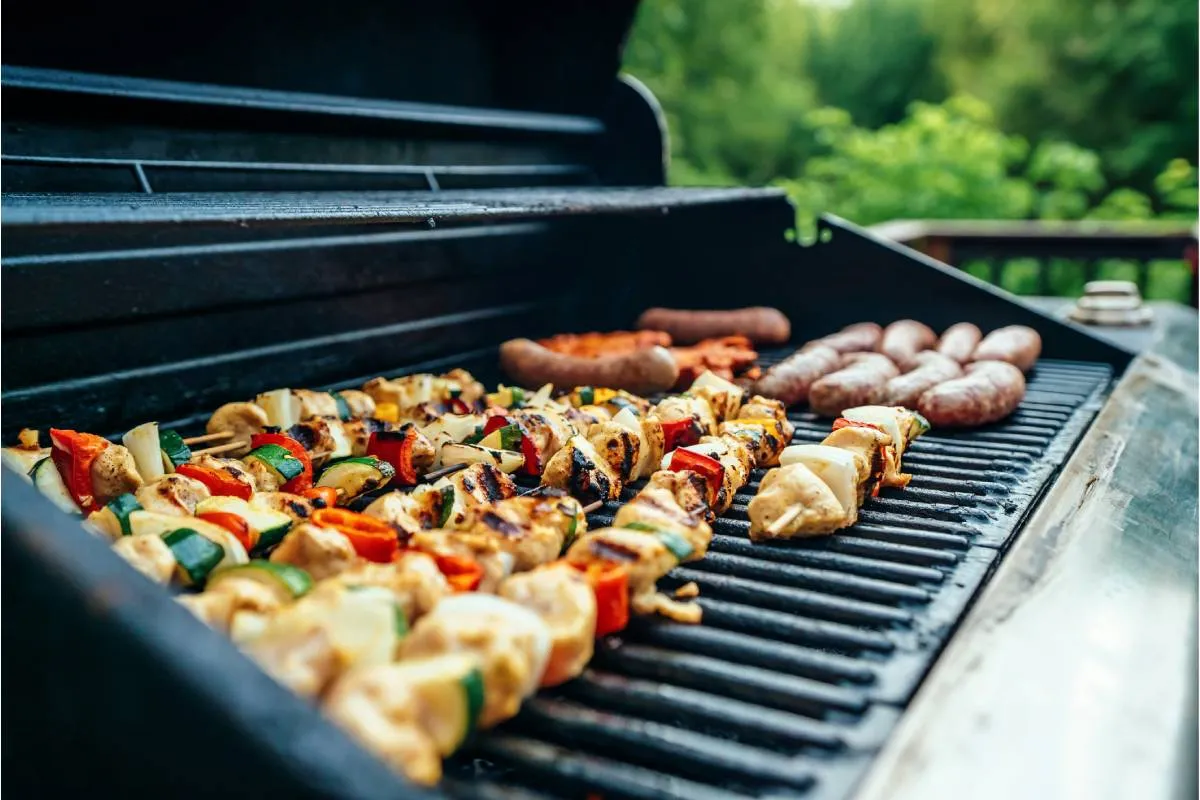 Asar al carbón suele ser una opción más ligera, ya que no requiere añadir aceites y, además, permite que parte de la grasa natural de la carne se derrame durante la cocción.
