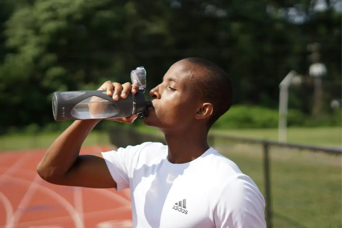 Beber suficiente agua tiene beneficios comprobados.