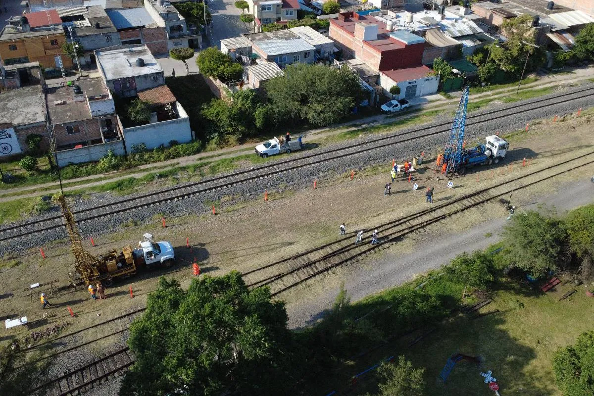 El proyecto en este tramo contará con doble vía dedicada de pasajeros, con velocidades máximas de entre 160 y 200 km por hora y estaciones principales y secundarias.