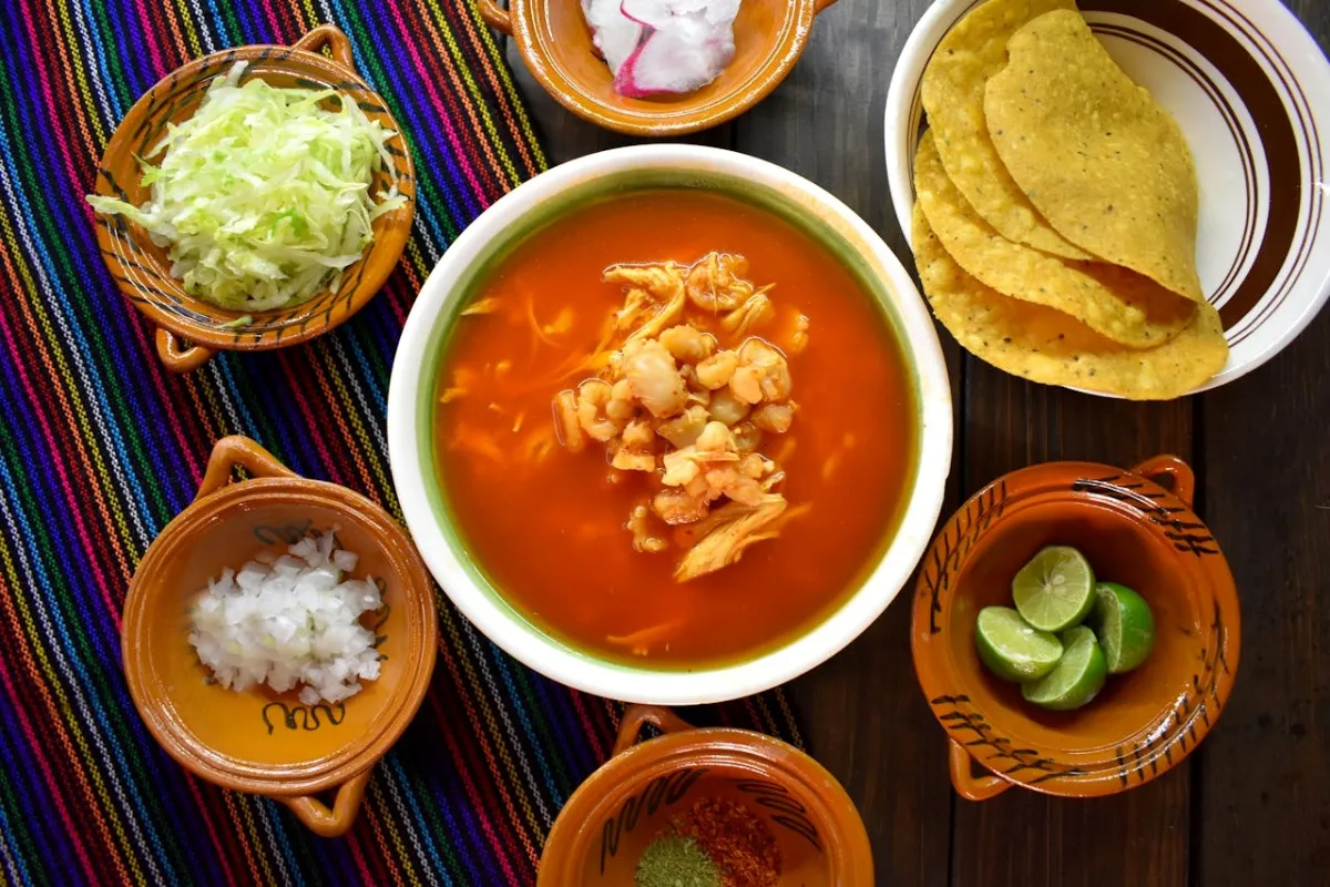 Profeco te da a conocer los precios de los ingredientes del pozole para que puedas cuidar tu bolsillo en estos festejos. | Foto: Pexels.