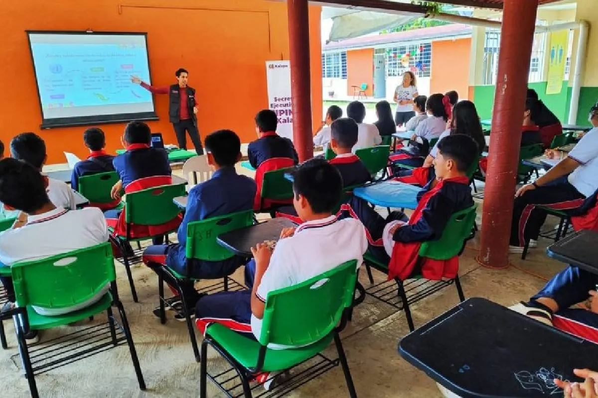 México fue pionero en la creación de telesecundarias, un modelo que acercó educación a zonas apartadas mediante la televisión educativa.