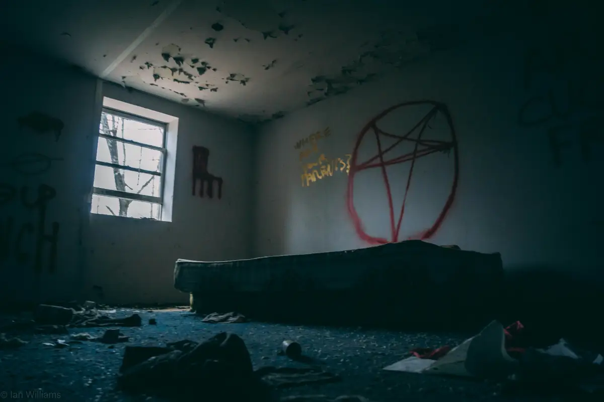 El sacerdote designado como exorcista debe observar ciertos signos que, según la Iglesia, podrían indicar una posesión demoníaca verdadera.