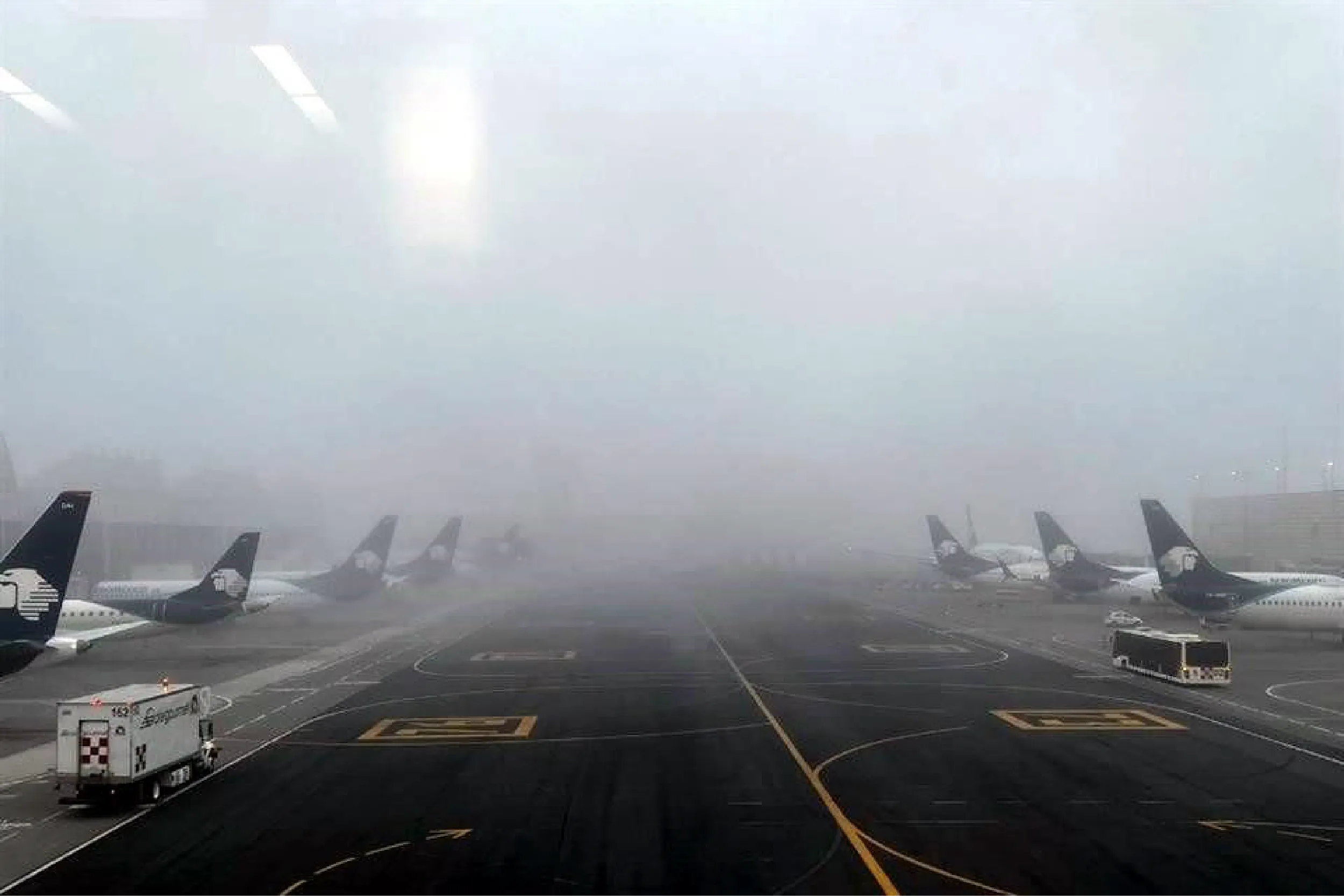 AICM reanuda operaciones tras banco de niebla.