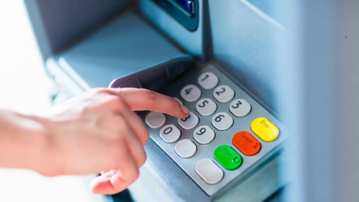 Botón “cancelar” en cajeros: presiona para proteger tu cuenta bancaria seguro