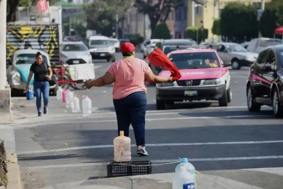 CDMX endurece sanciones contra quienes aparten lugares en la calle