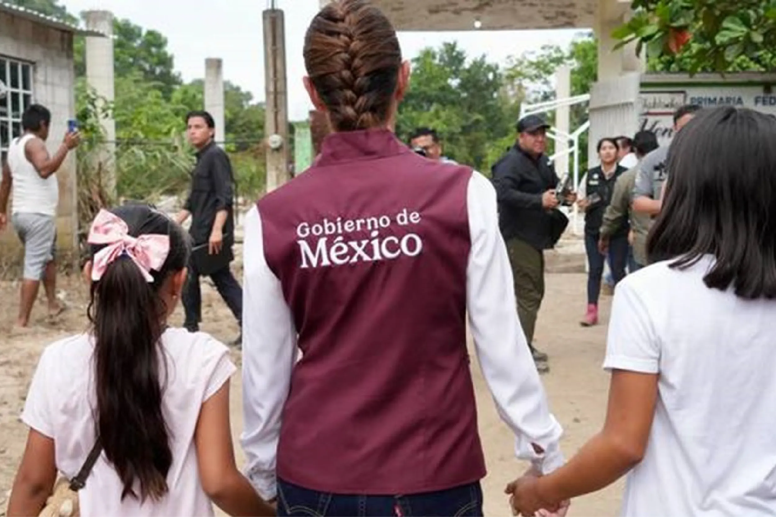 Brigadas del Gobierno de México realizan limpieza y apoyo en zonas afectadas.