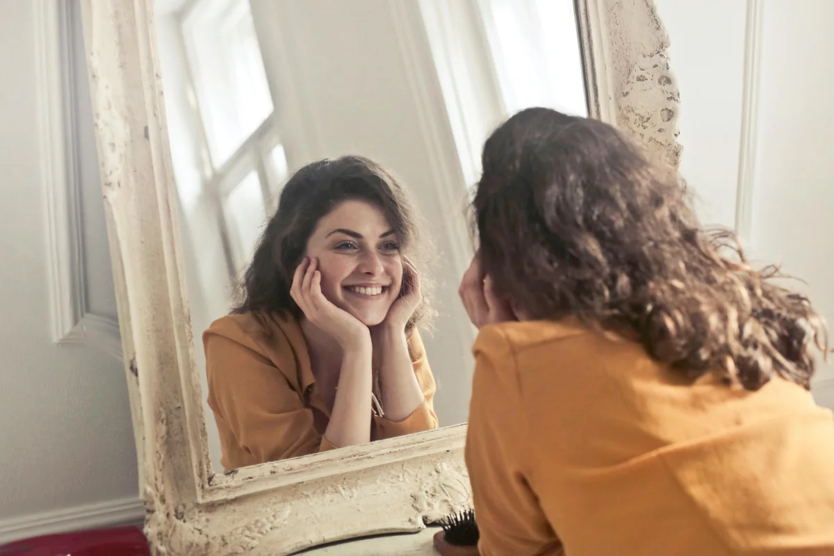 La sonrisa también actúa como un vínculo social. Foto: Pexels