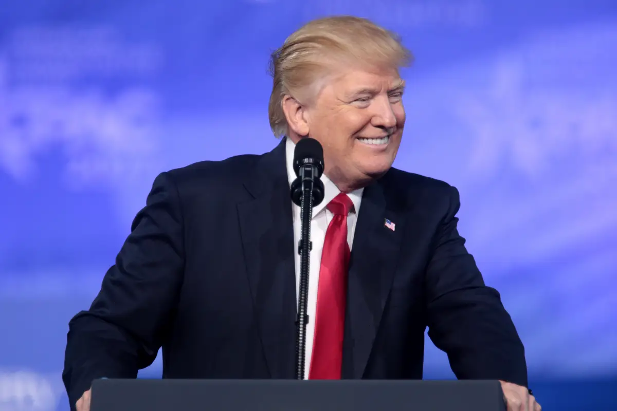 Trump reconoce que los aranceles a China no son sostenibles, pero que lo obligaron. | Foto: Wikimedia Commons.