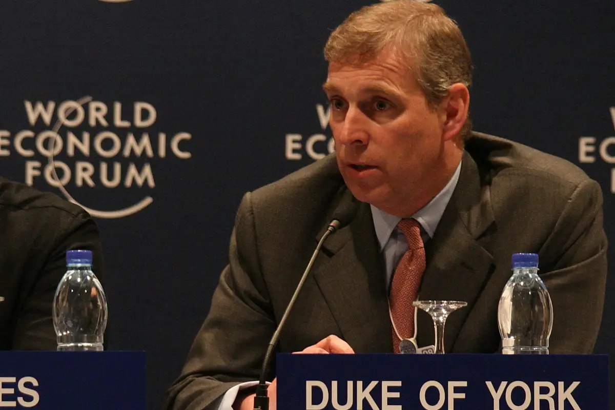 El príncipe Andrés fue retirado de sus títulos por su hermano el rey Carlos III por sus relaciones con Epstein y sus escándalos. | Foto: Wikimedia Commons.