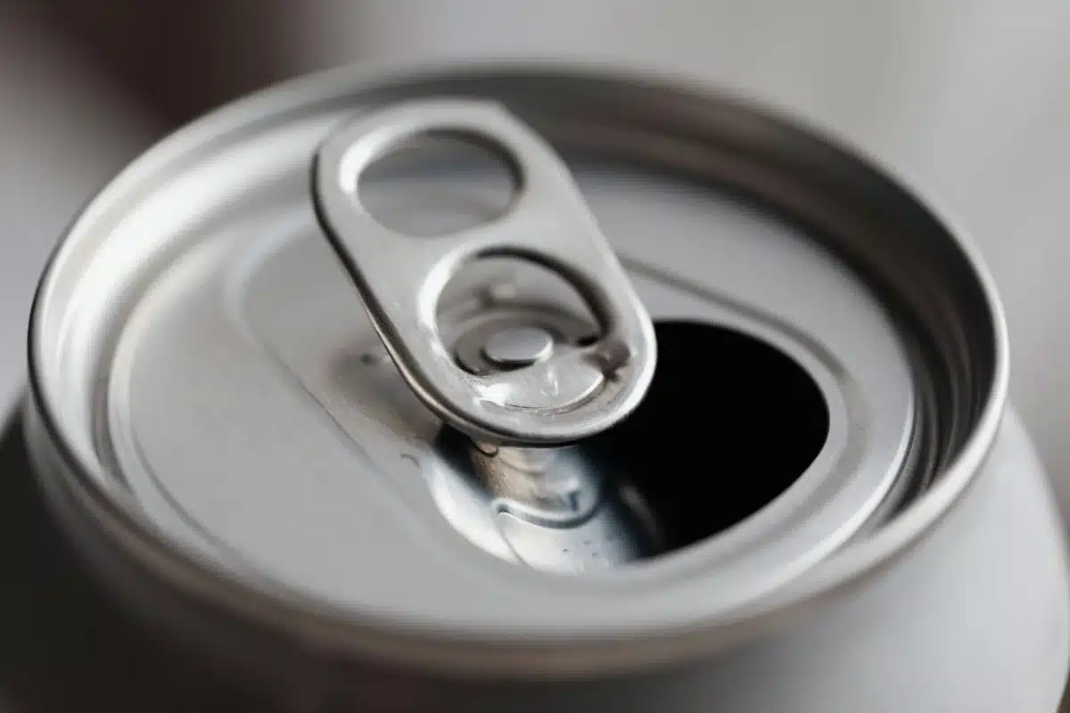 Los especialistas sugieren que sustituir los refrescos por agua. Foto: Pexels