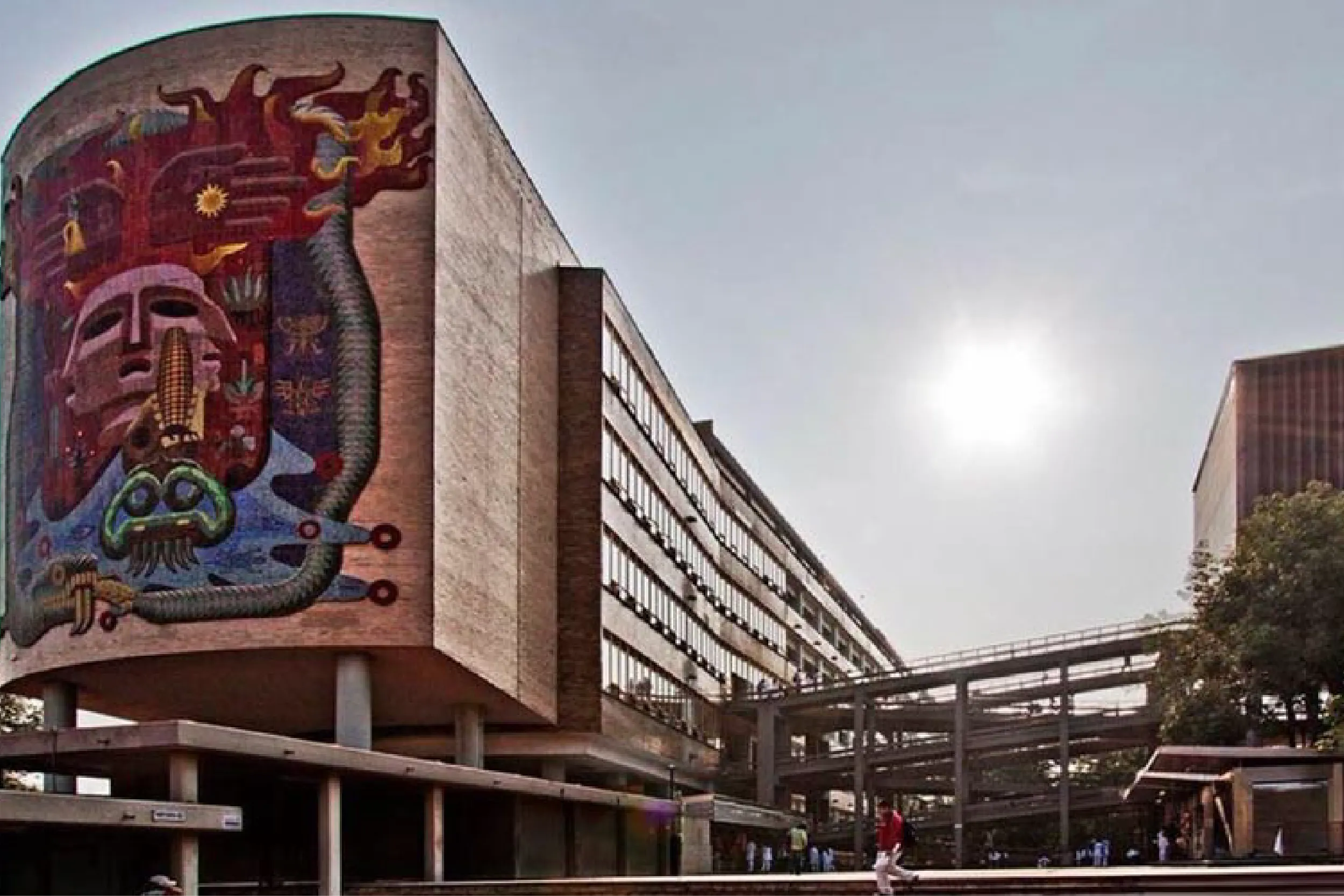 Encapuchados intentan tomar la Facultad de Medicina de la UNAM.