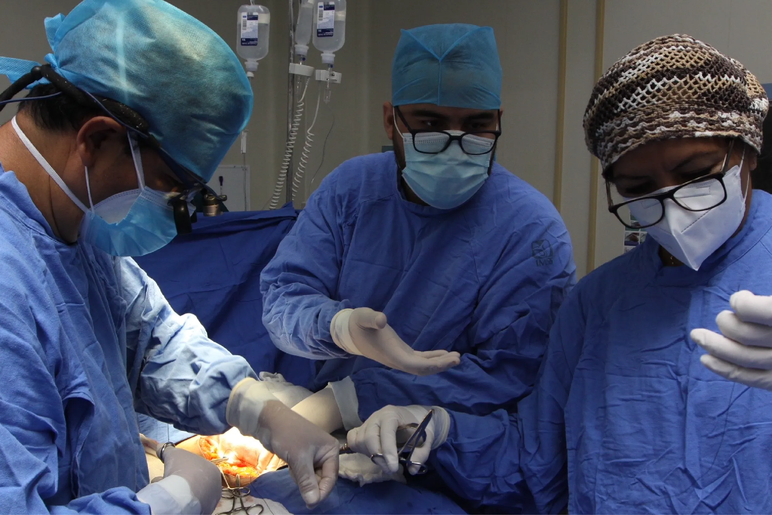 Equipo médico del IMSS durante un procedimiento de trasplante renal.