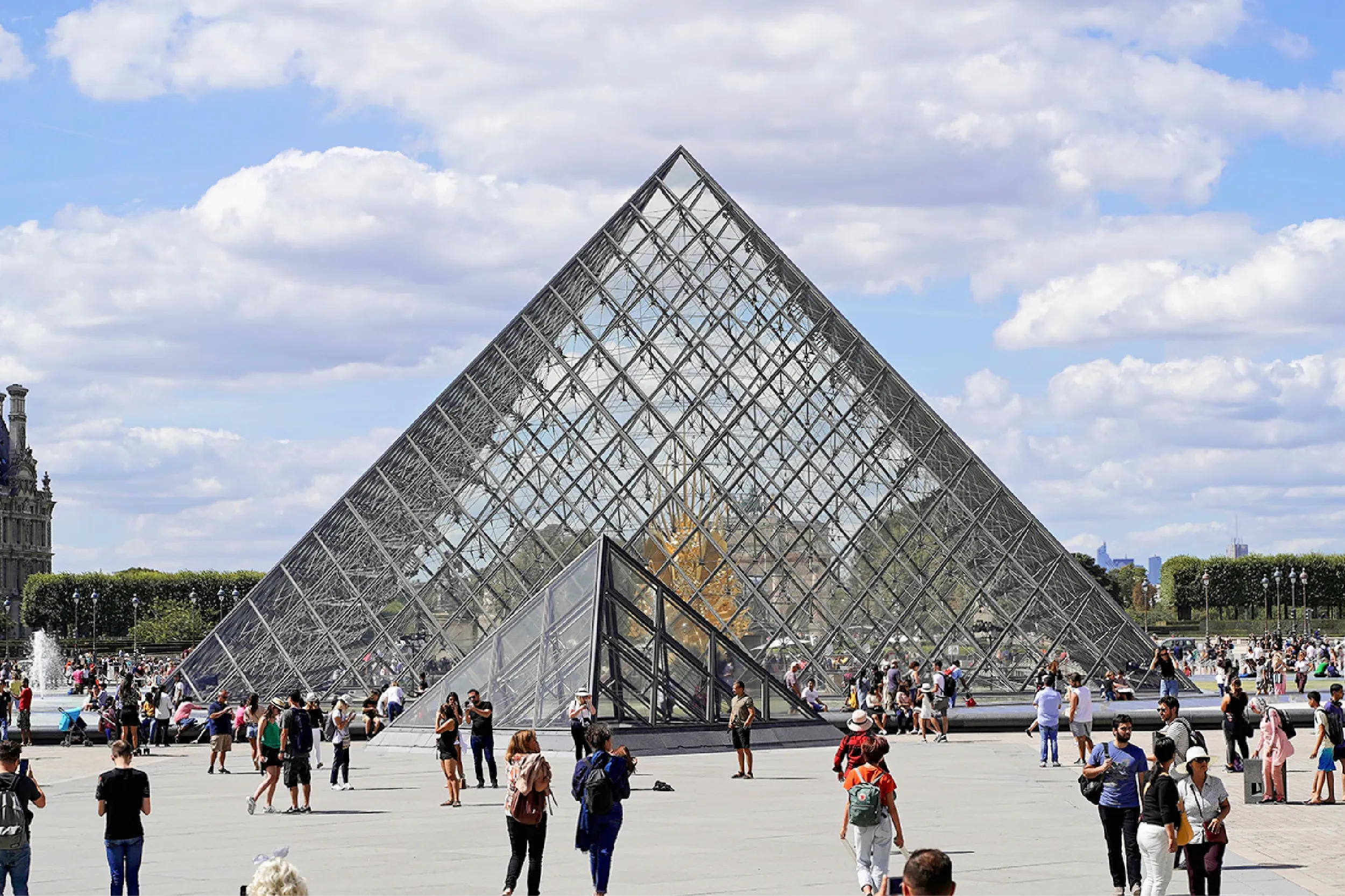 Turistas ingresan al Louvre, mientras la galería de Apolo permanece cerrada al público.