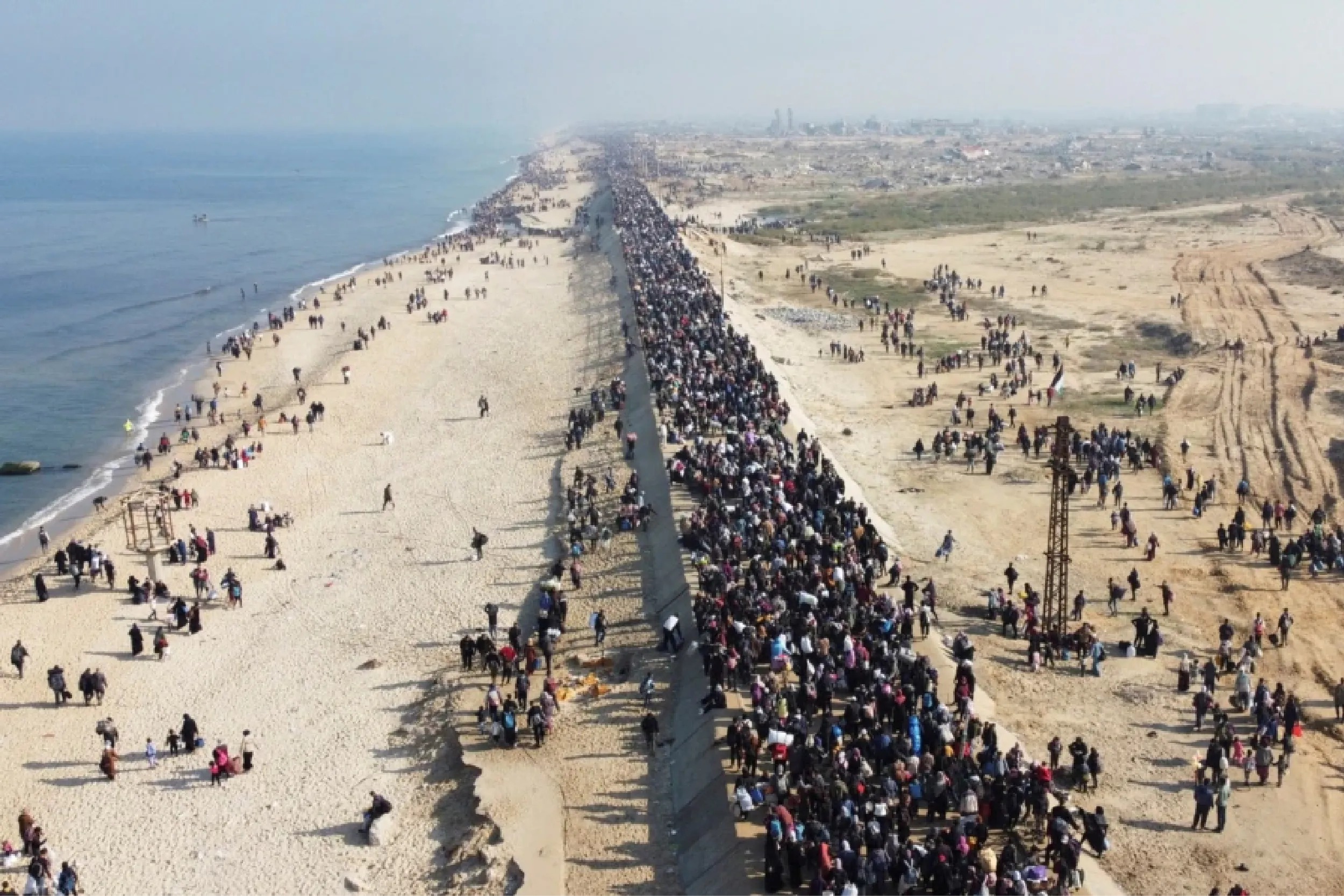 Miles de palestinos regresan a Gaza tras el alto al fuego.