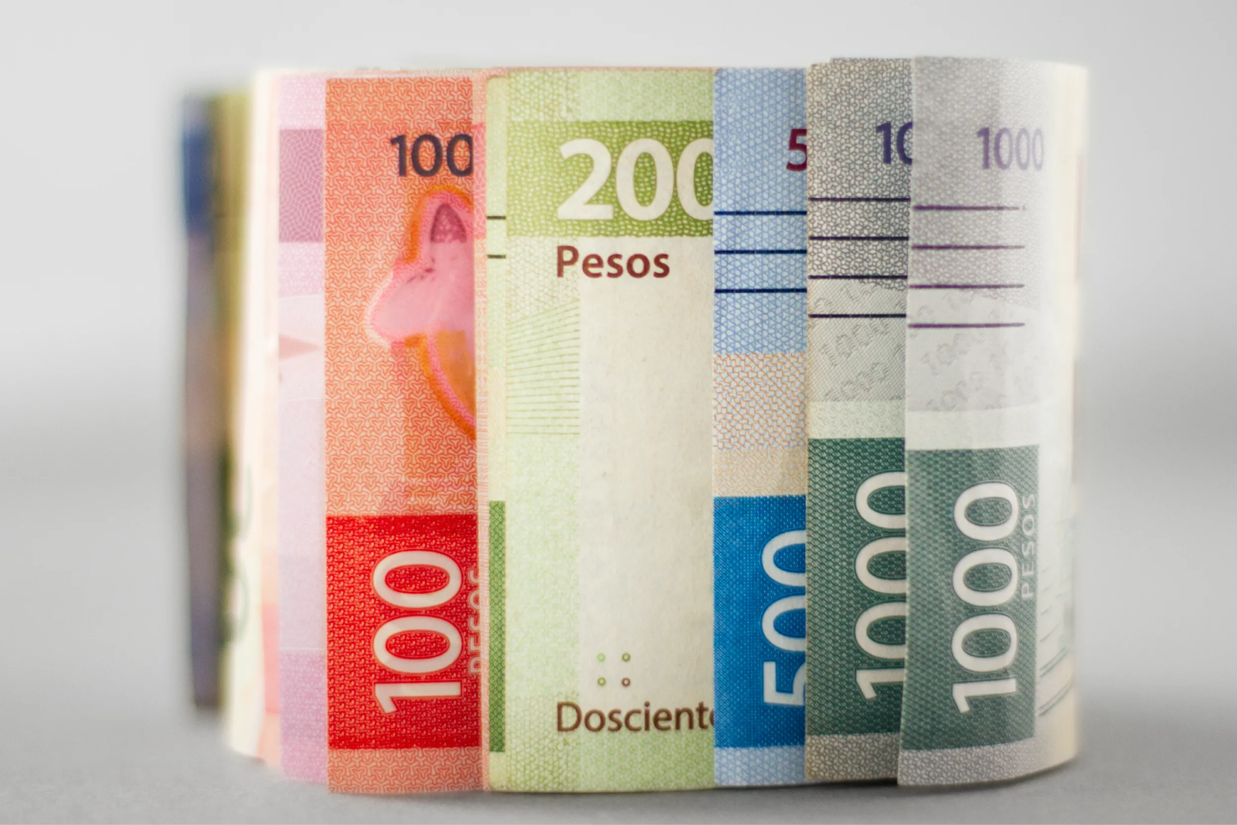 El peso mexicano mantiene un desempeño estable frente al dólar gracias al repunte del petróleo.