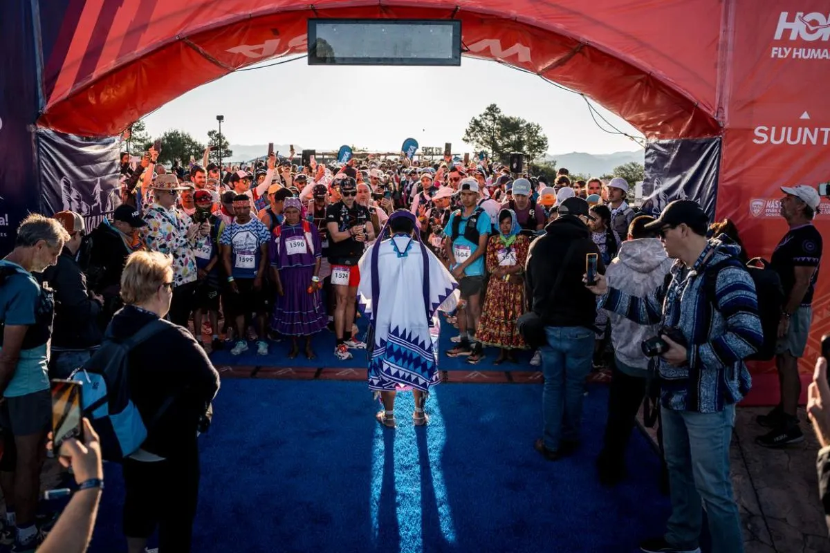Atletas rarámuri conquistan la “Ultra Trail Mont Blanc” y hacen historia