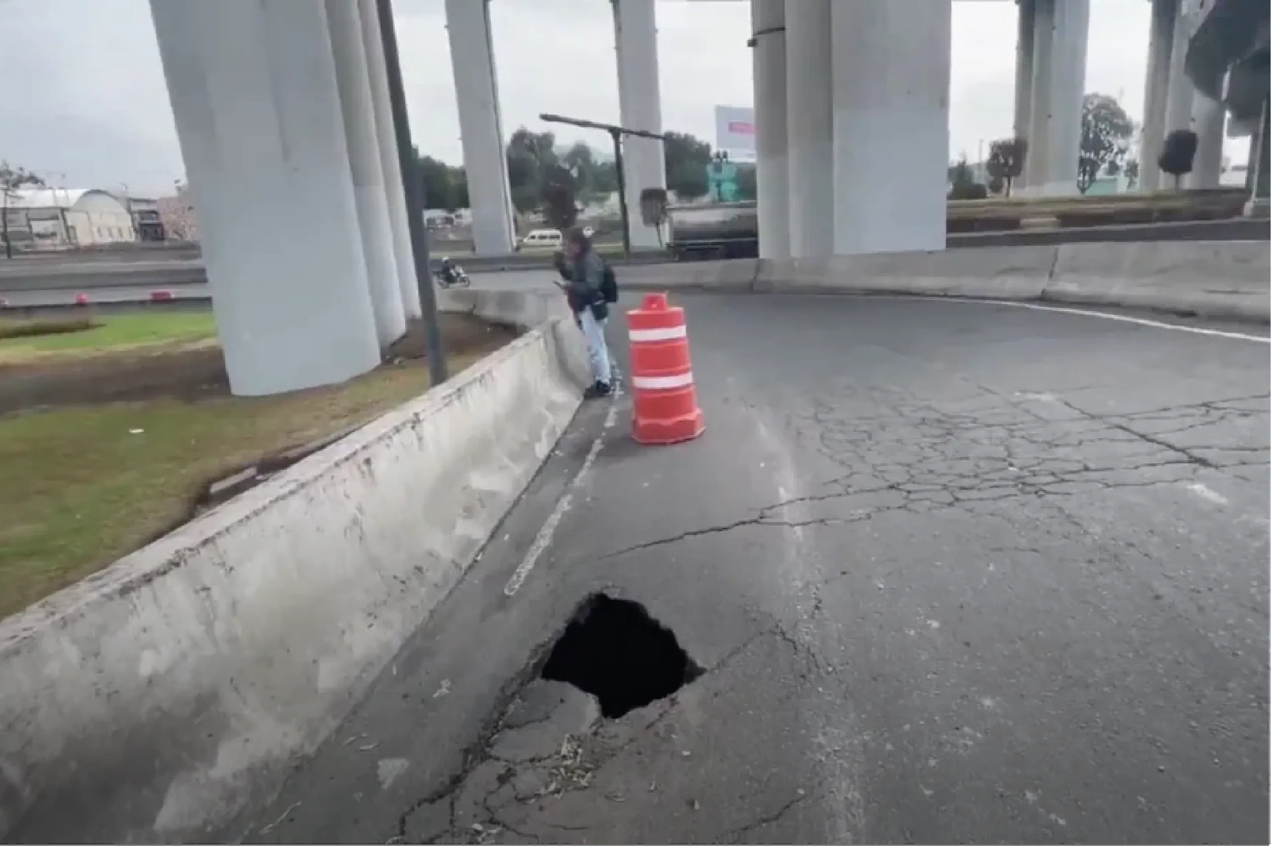 Socavón de cinco metros de largo y un metro de profundidad apareció en el Puente de la Concordia, Iztapalapa.