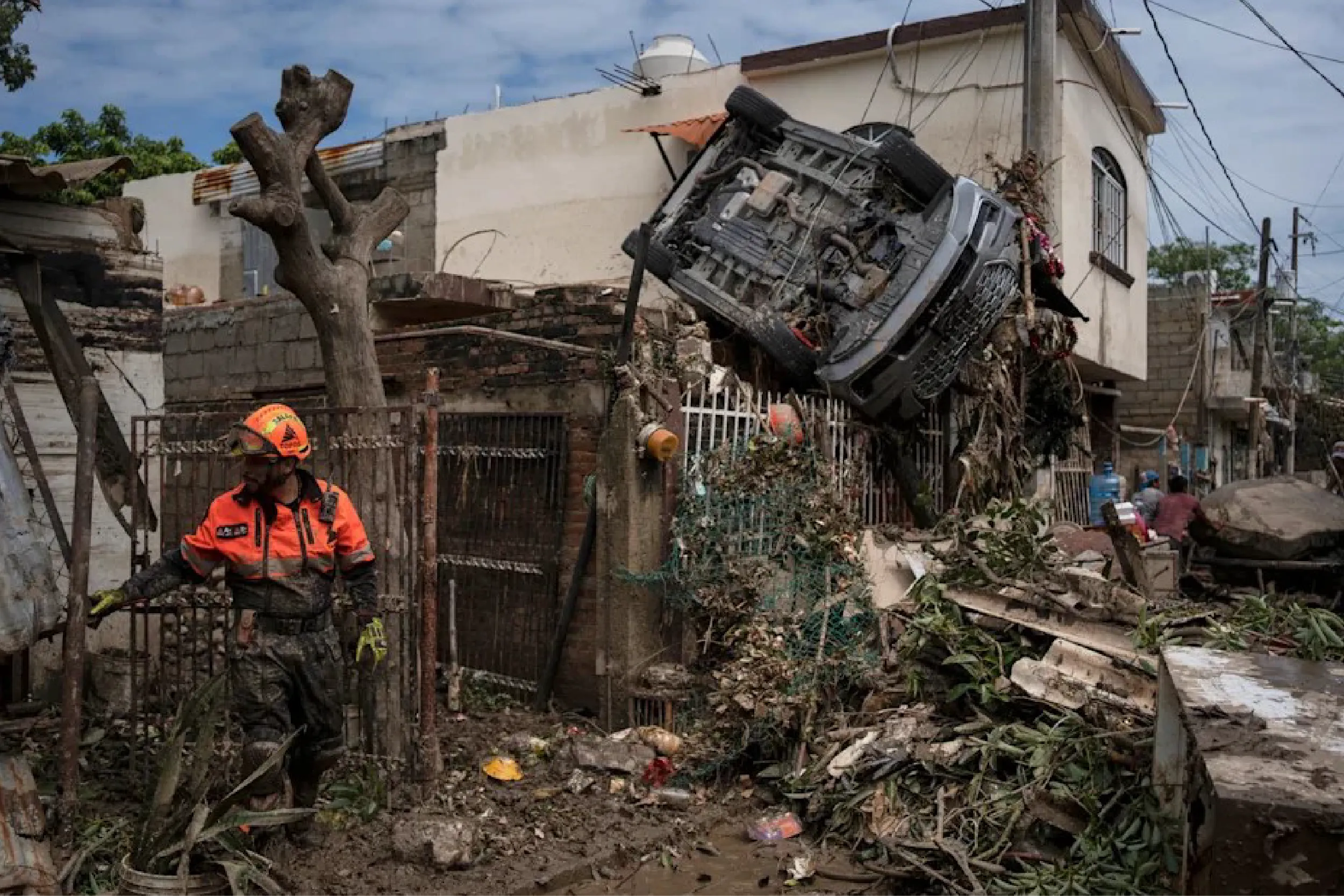 Sheinbaum confirma 70 muertos y 72 desaparecidos por lluvias.