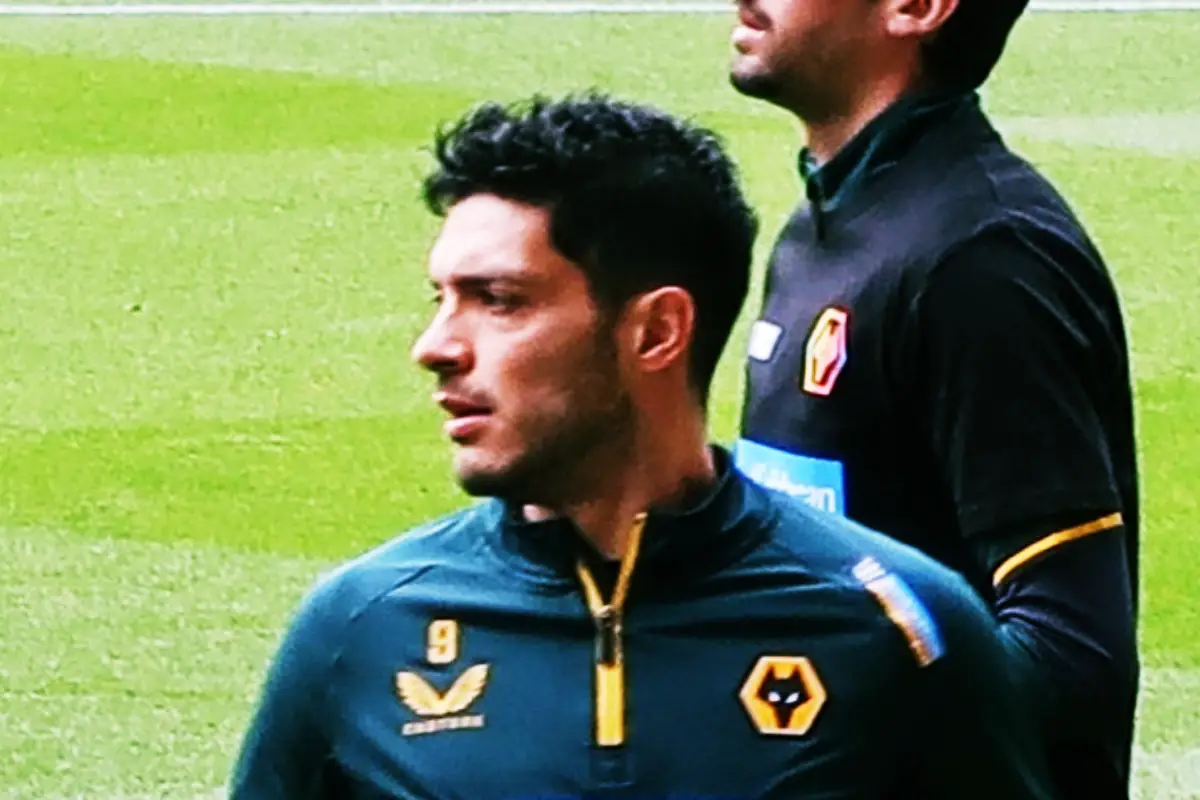 Raúl Jiménez ha aceptado un reconocimiento por sus 200 partidos en la Premier League. | Foto: Wikimedia Commons.