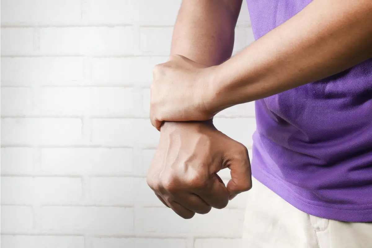 El desgaste articular puede comenzar de forma silenciosa. Actividades repetitivas, malas posturas, lesiones mal tratadas o el exceso de ejercicio pueden dañar el cartílago.
